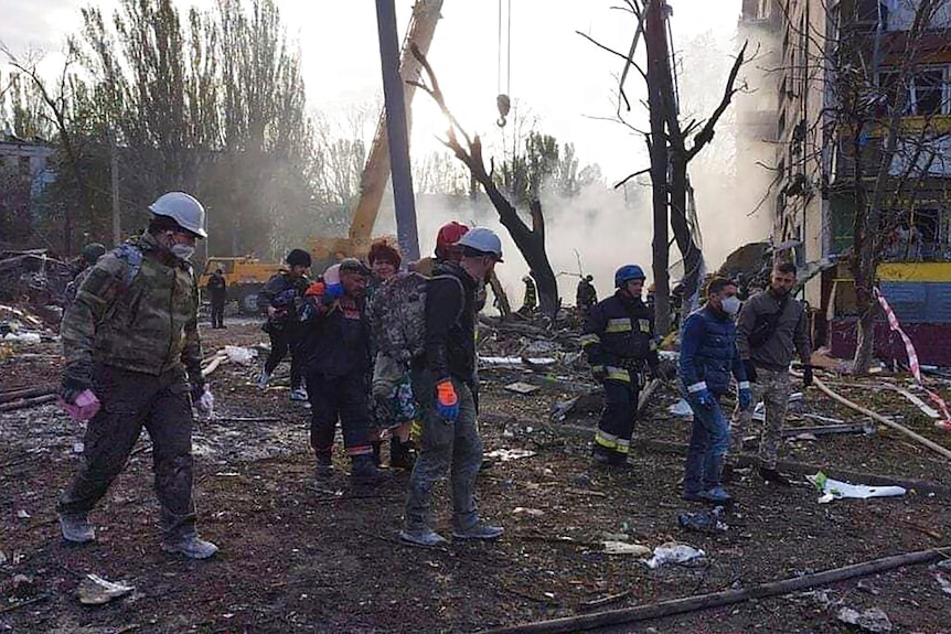 우크라이나 긴급구조대가 제공한 이 사진에서 구조대원들이 건물 현장에서 일하고 있다.