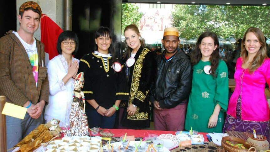 Linda Sukamta (kebaya putih) bersama mahasiswa program bahasa Indonesia La Trobe University di acara Harmony Day.