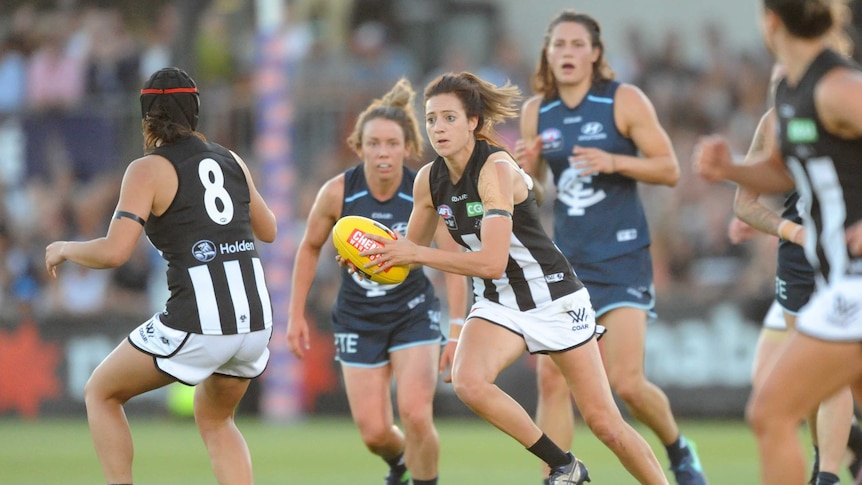 Collingwood's Stephanie Chiocci runs with the ball