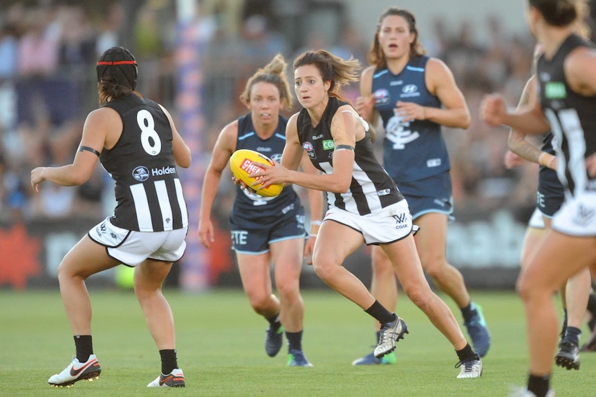 Collingwood's Stephanie Chiocci runs with the ball