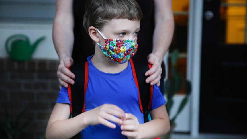 Thousands of students don masks for the first time at school in wake of Queensland's Delta outbreak