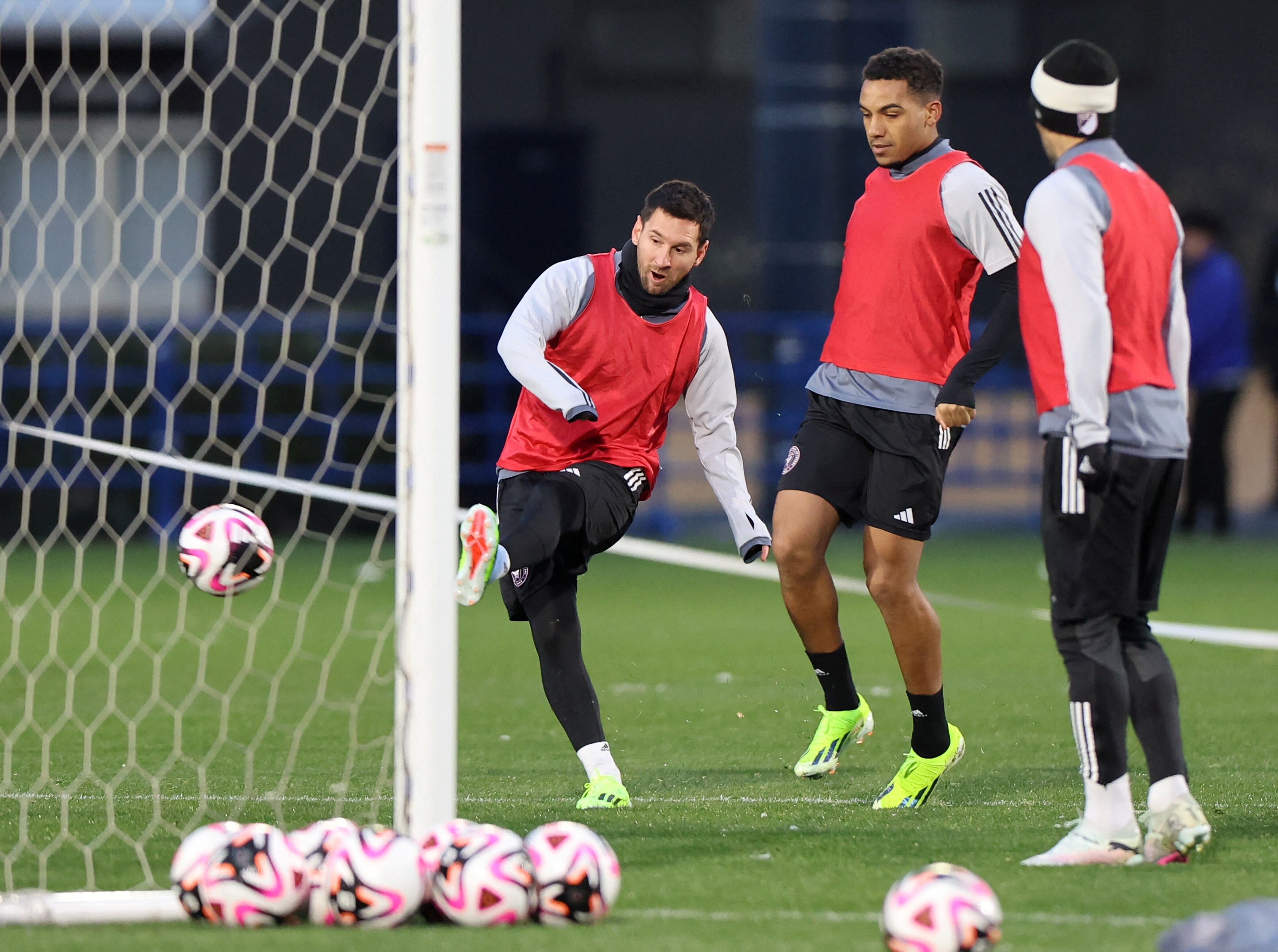 几个球员在踢球