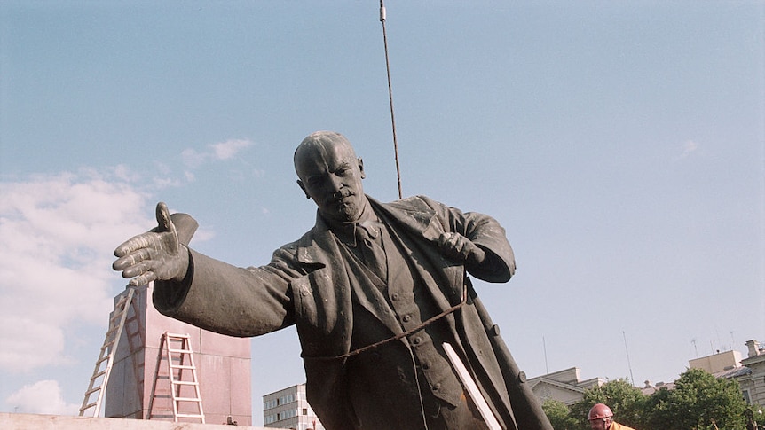 Giant Lenin statue is pulled down by cranes