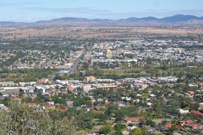 Wide view of city of Tamworth NSW from Oxley lookout