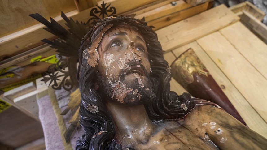 A statue of Jesus has damage to the face in a churhch in Jerusalem.