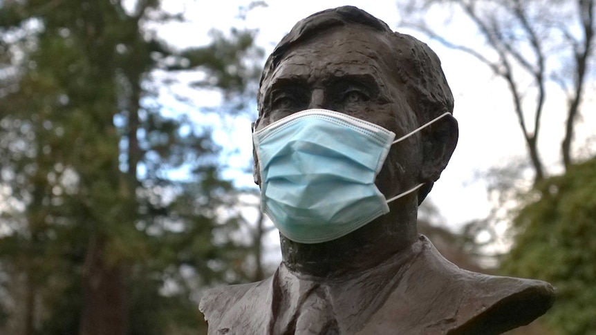 A sculpture of an Australian Prime Minster in Ballarat with a health mask.