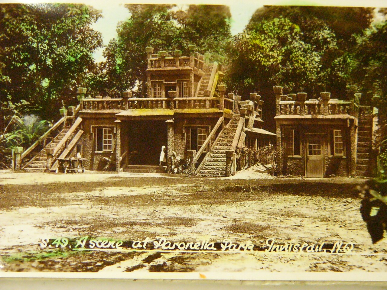 Una foto antigua de un castillo en un bosque.