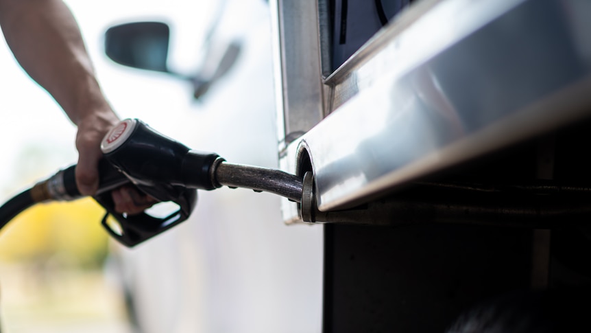 Le trésorier Josh Frydenberg a été invité à réduire les droits d’accise sur le carburant dans le budget face à la flambée des prix de l’essence