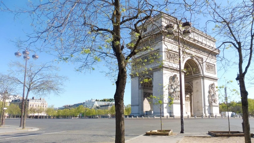 Ikon sejarah terkenal di Paris Arch de Triomph sepi di tengah krisis wabah virus corona.