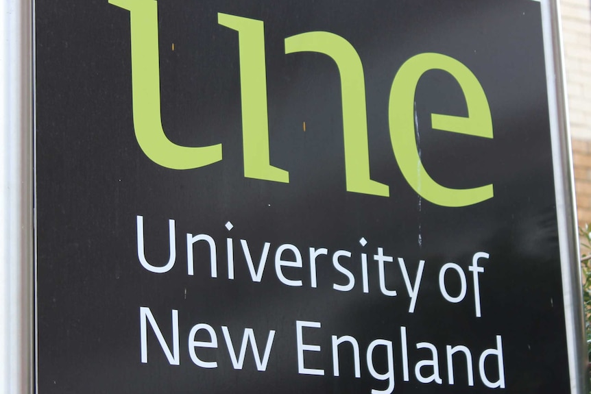 UNE uni of new england sign