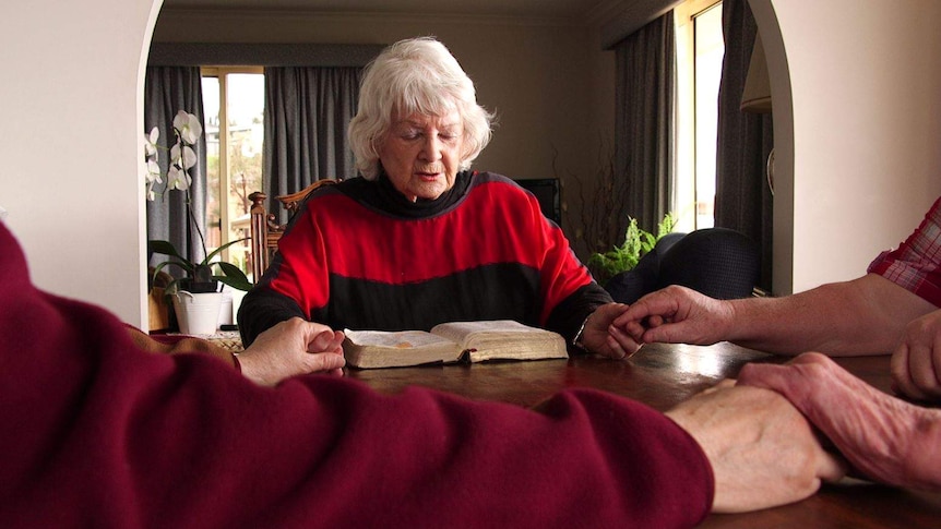 Elizabeth Coleman and group praying