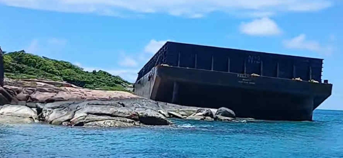 Parte trasera del barco varado.