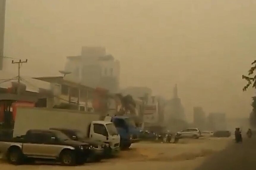 Kabut asap yang tebal telah mengganggu aktivitas warga Pekanbaru.