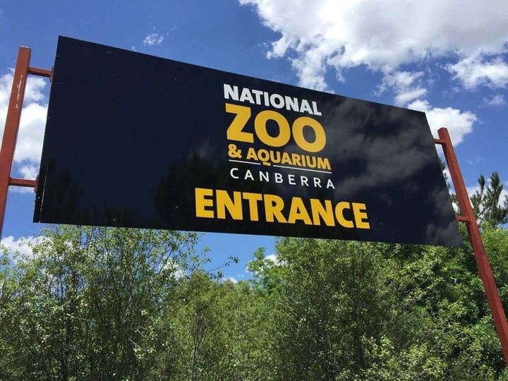 A sign for the entrance of the zoo.