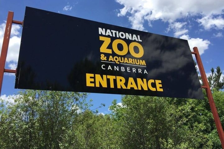 A sign for the entrance of the zoo.
