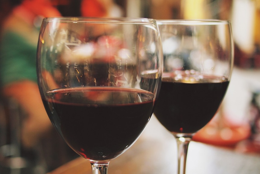 Due bicchieri di vino rosso.