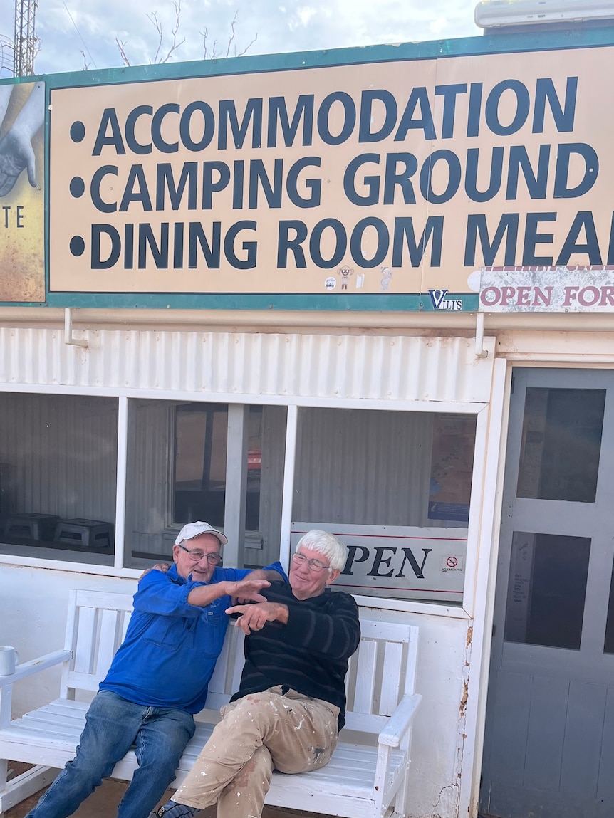 deux hommes à l'extérieur du pub