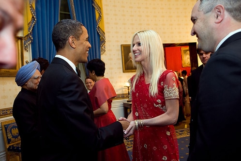 Barack shakes Michaele's hand while Manmohan and Tareq stand nearby