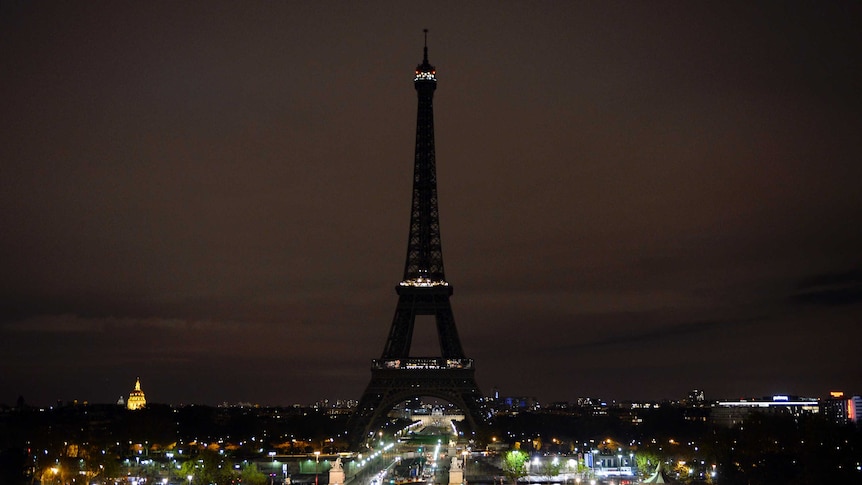 Eiffel Tower turns lights off following Paris attacks