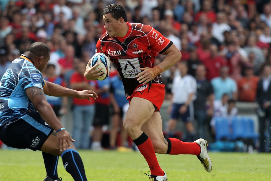 Sonny Bill Williams races away with the ball and is about to score a try.