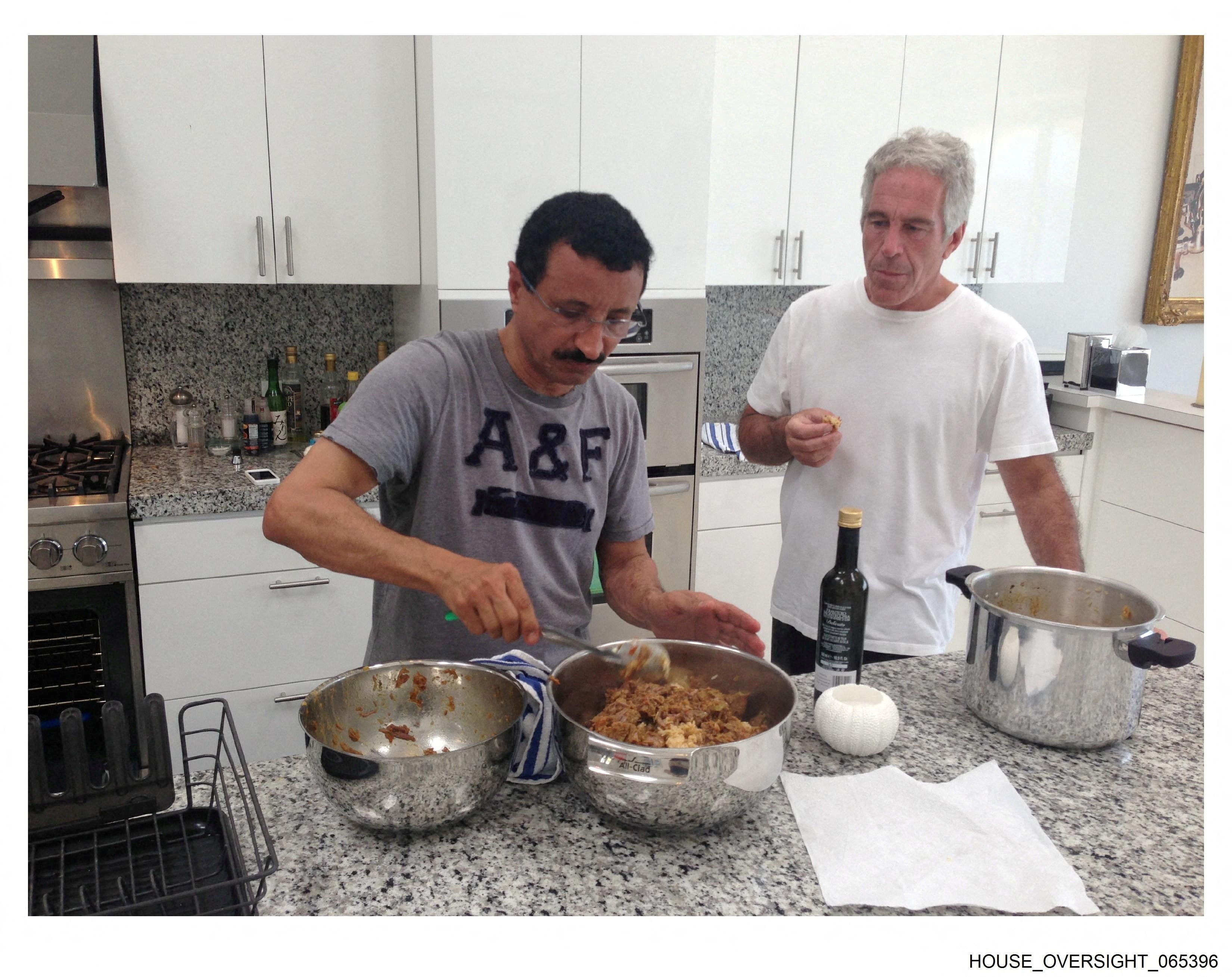 Dos hombres están en una cocina y preparan comida.
