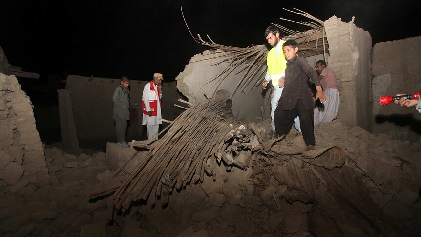 Residents inspect quake damage in Saravan