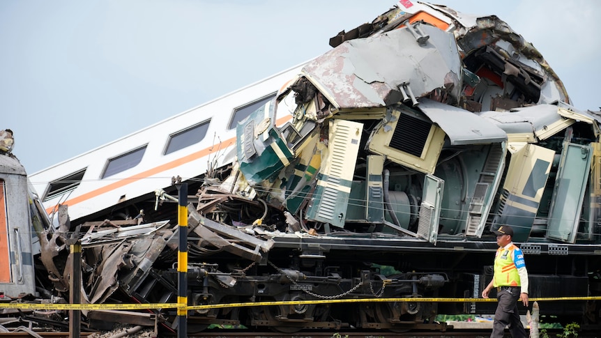 Deux trains entrent en collision dans la province indonésienne de Java occidental, tuant au moins quatre personnes.