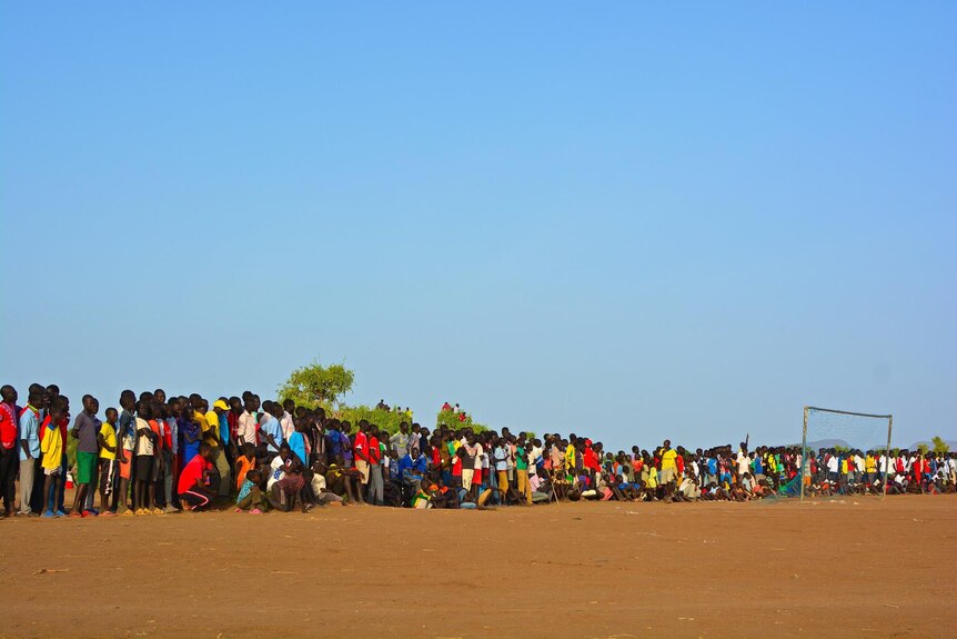 Les spectateurs assistent à un match de football dans la Kakuma Premier League.