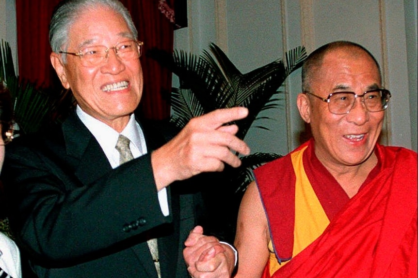 Lee Teng-hui holding hands with Tibetan spiritual leader the Dalai Lama