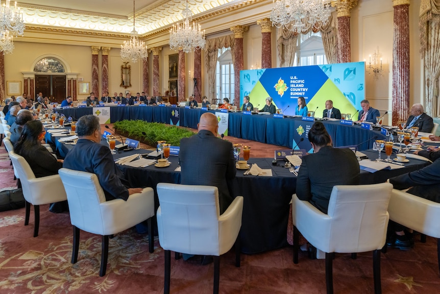 Лидеры тихоокеанских стран и США сидят за большим круглым столом на Саммите лидеров. 
