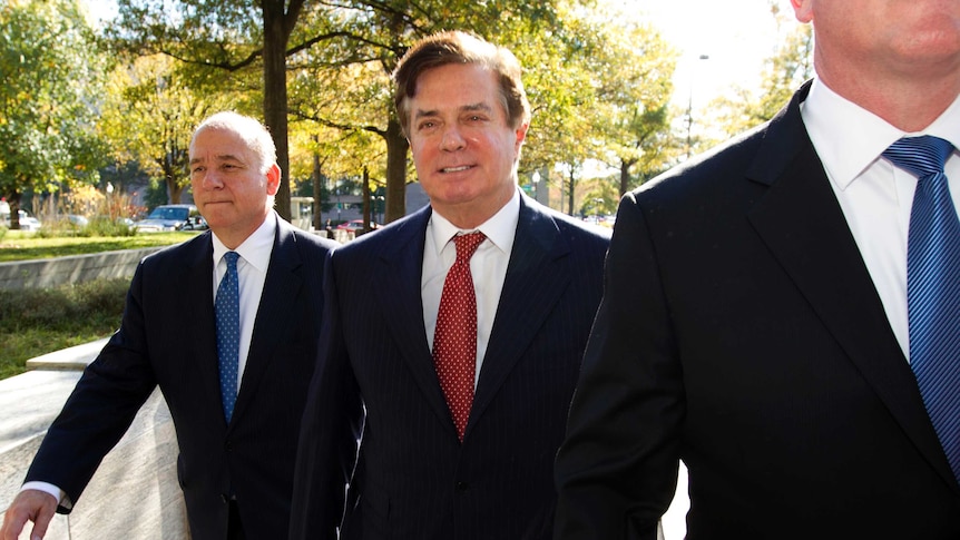 Manafort (C) arrives at federal court in Washington accompanied by his lawyers. (Photo: AP/Jose Luis Magana)