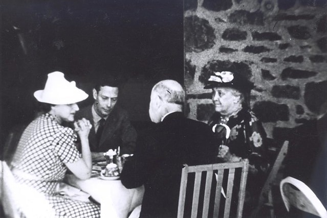 King George VI, Sara Roosevelt, Herbert Lehman, and Elinor Morgenthau sit around a small square table