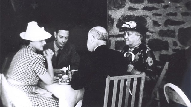 King George VI, Sara Roosevelt, Herbert Lehman, and Elinor Morgenthau sit around a small square table