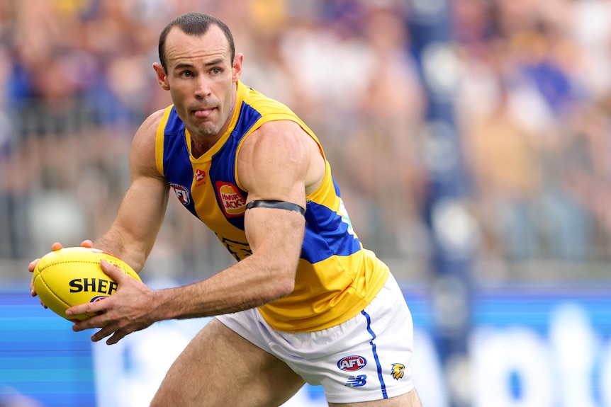 Shannon Hurn carries the ball