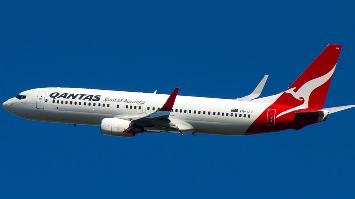 A Qantas 737-838