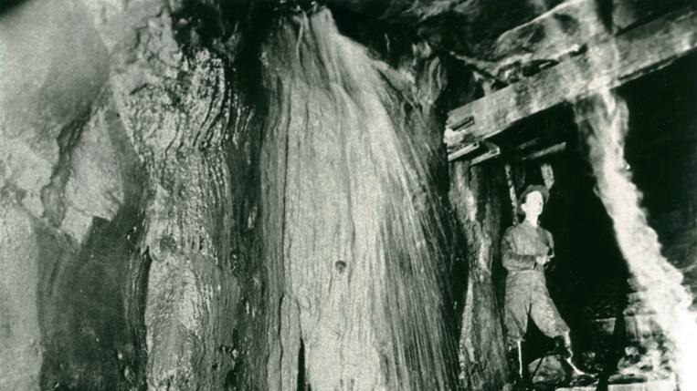 Water rushing into the Long Nose (Greenwich) Tunnel from the bed of the Parramatta River.