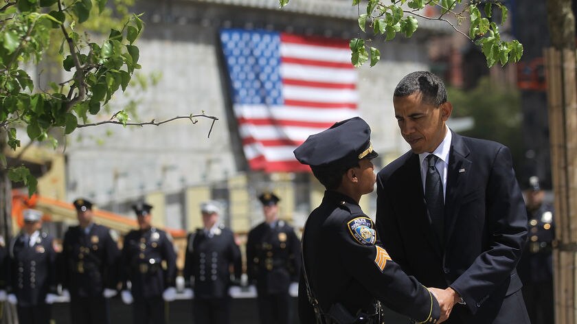 Obama shakes hands with an New York police officer