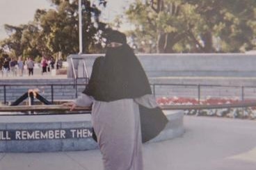 An old photo of AIsha wearing the niqab.
