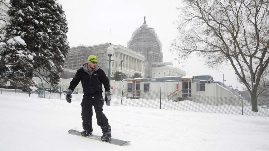 Snowboarder in US snowstorm