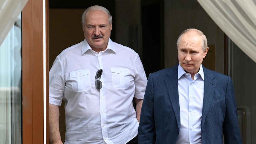 Alexander Lukashenko and Vladimir Putin walking together 