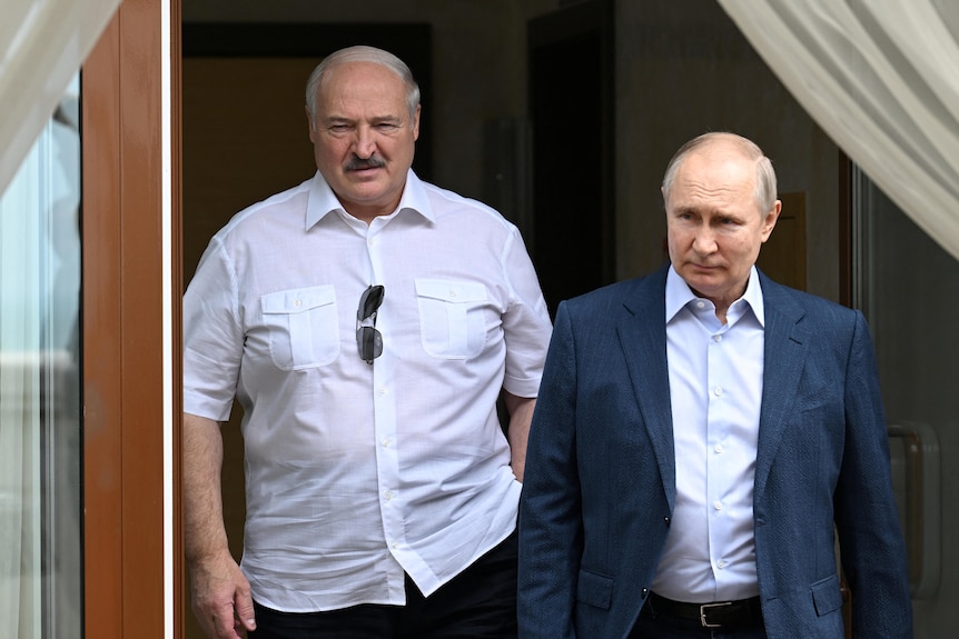 Alexander Lukashenko and Vladimir Putin walking together 