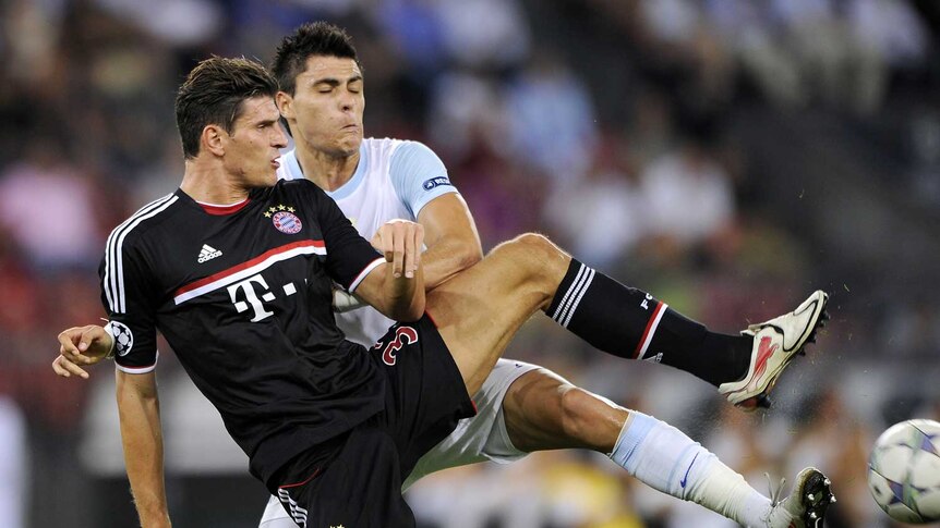 Gomez controls ball for Bayern