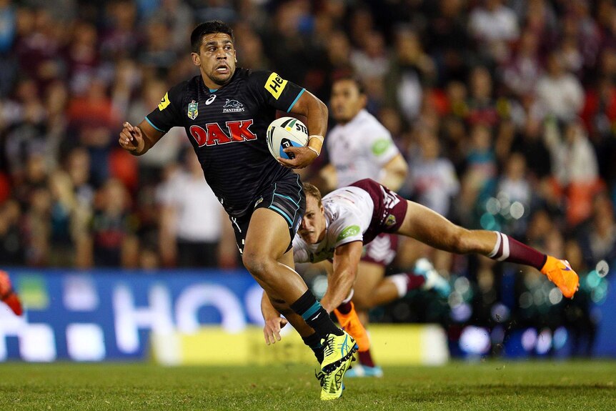 Tyrone Peachey makes a break against Manly