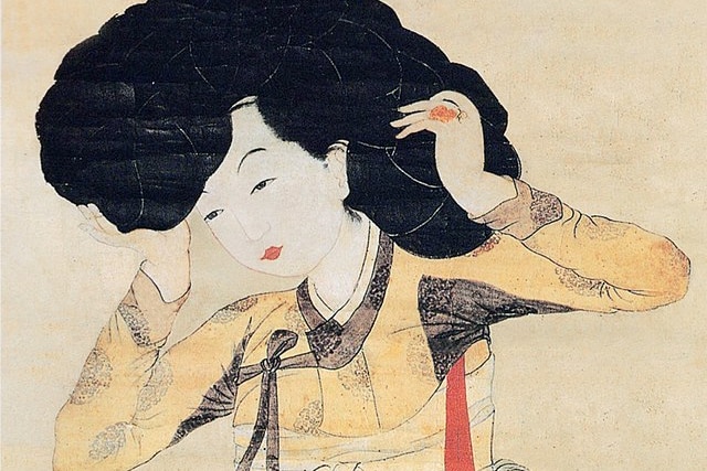 A painting depicting women of the Joseon era. The woman has dark black hair, pale skin and red lips.