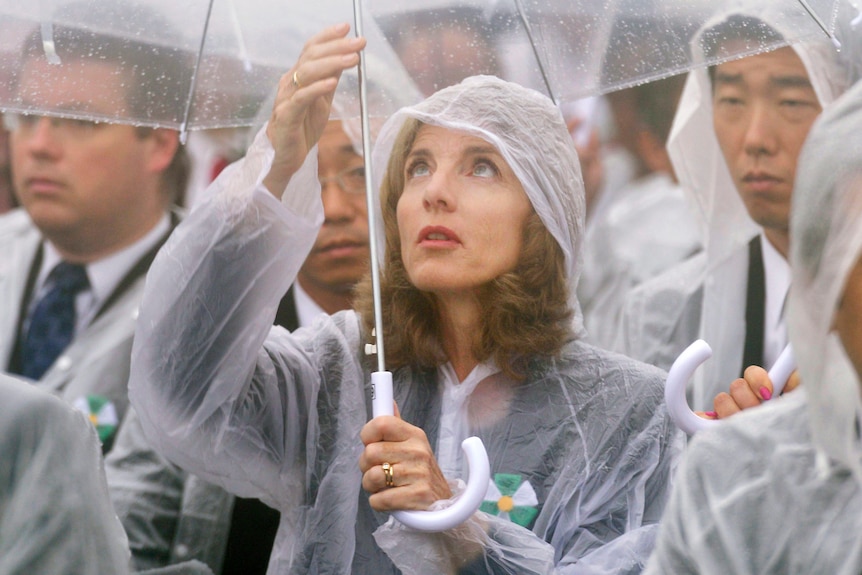 Caroline Kennedy opens an umbrella 