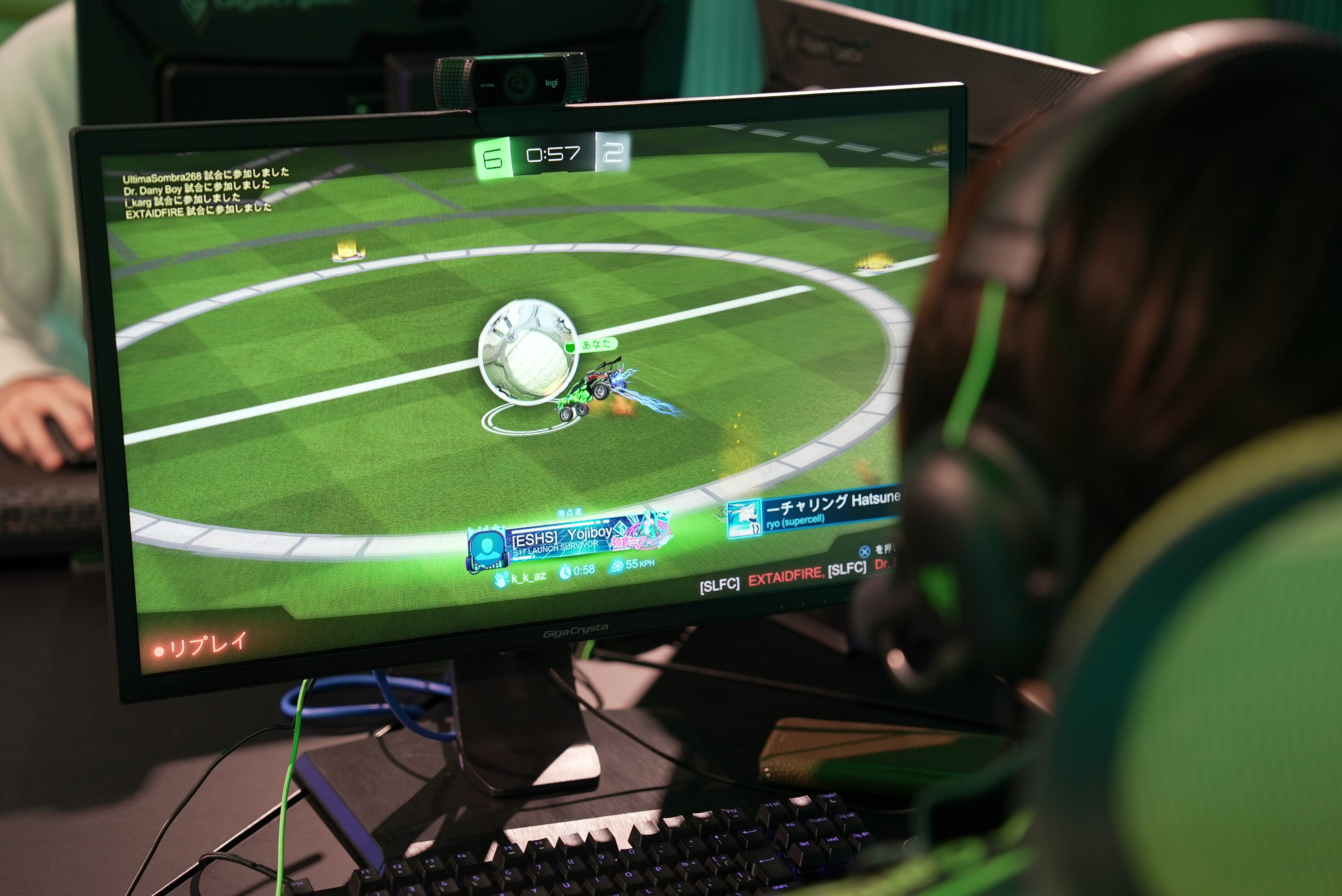 Um aluno de uma escola japonesa joga videogame na tela do computador.