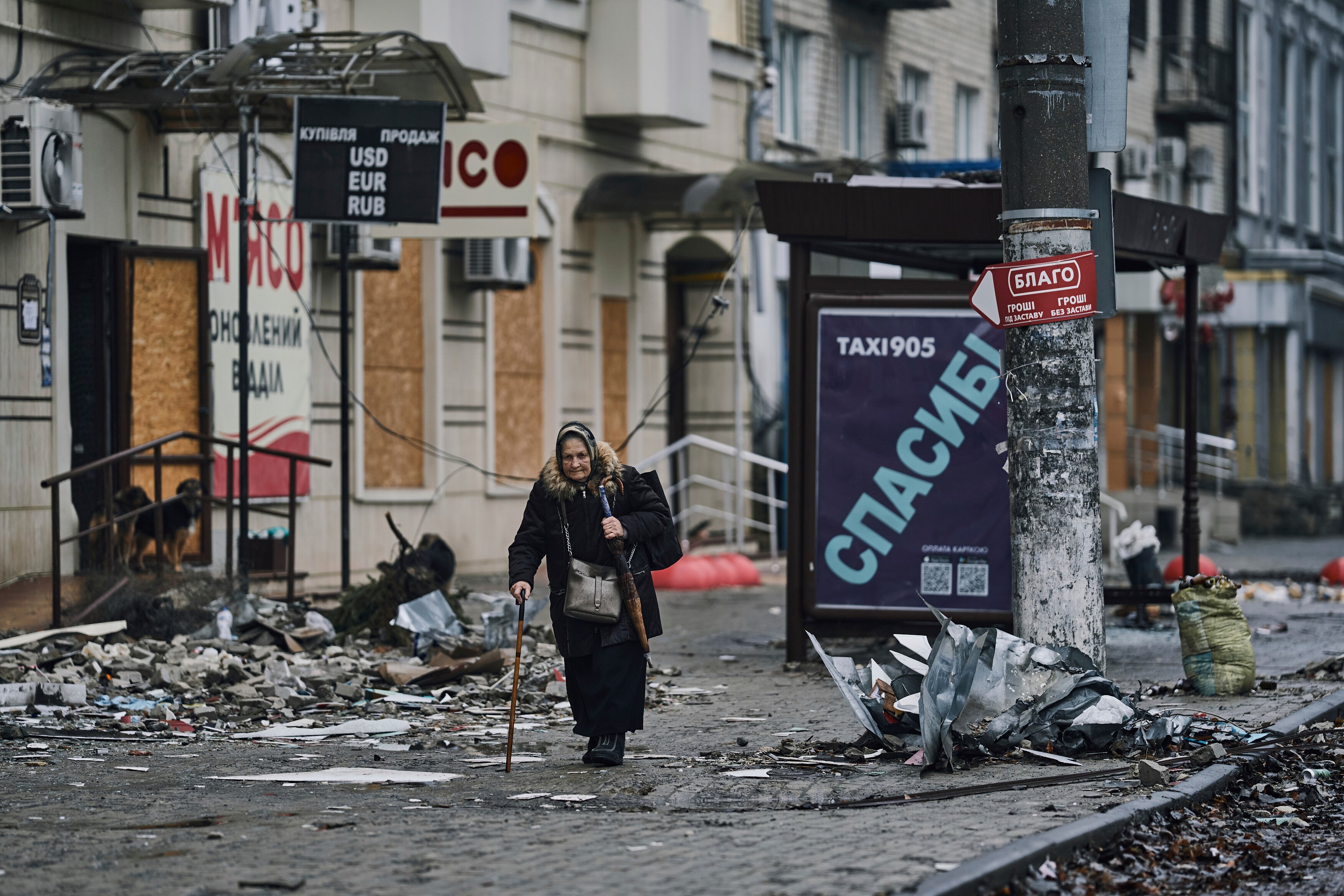 Les Derniers Jours De Bakhmut : Les Habitants Risquent Leur Vie Pour ...