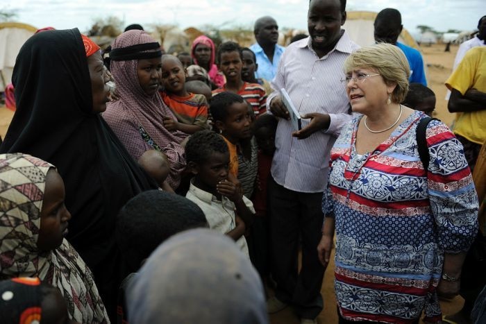 Michelle Bachelet in Kenya speaks with Somali refugee women