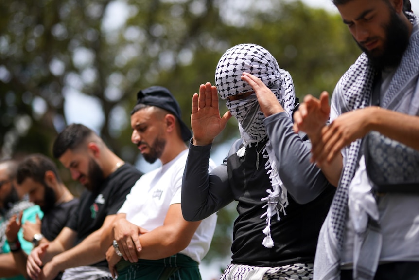 Men praying at pro-Palestinian rally in sydney's hyde park 