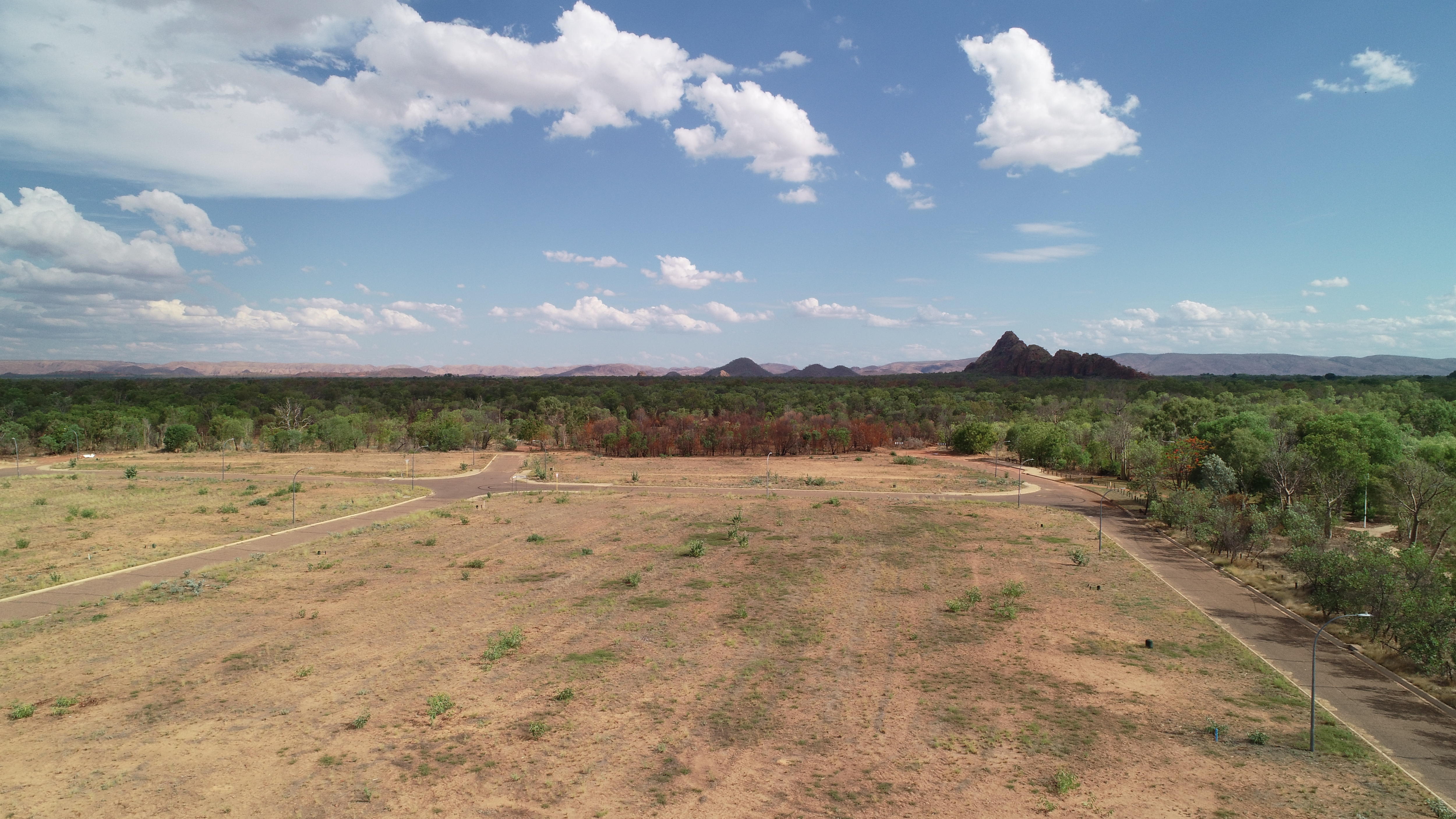 Housing crisis in Kununurra rolls on as government fails to lure buyers to build on subsidised blocks - ABC News